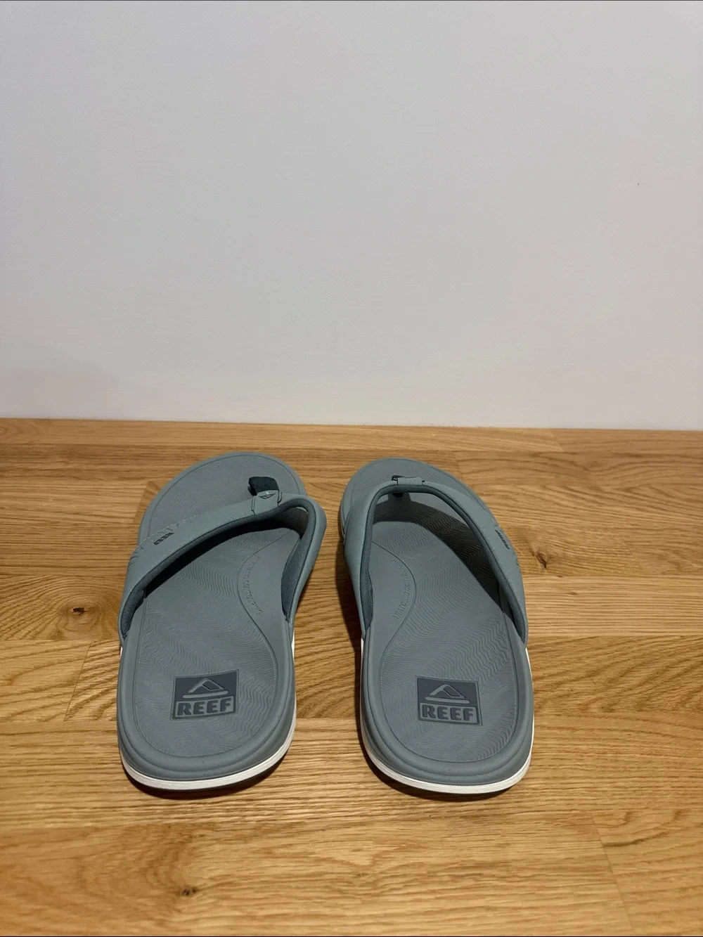 Brand new Reef Offshore Men's size 9 Flip Flops